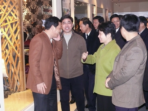 副省長黃莉新來疊石橋家紡城調研