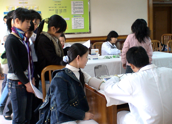 睡康寧公司組織員工自愿獻血