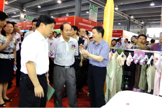 �G���z���ڏV��չ���ϴ�Ů���