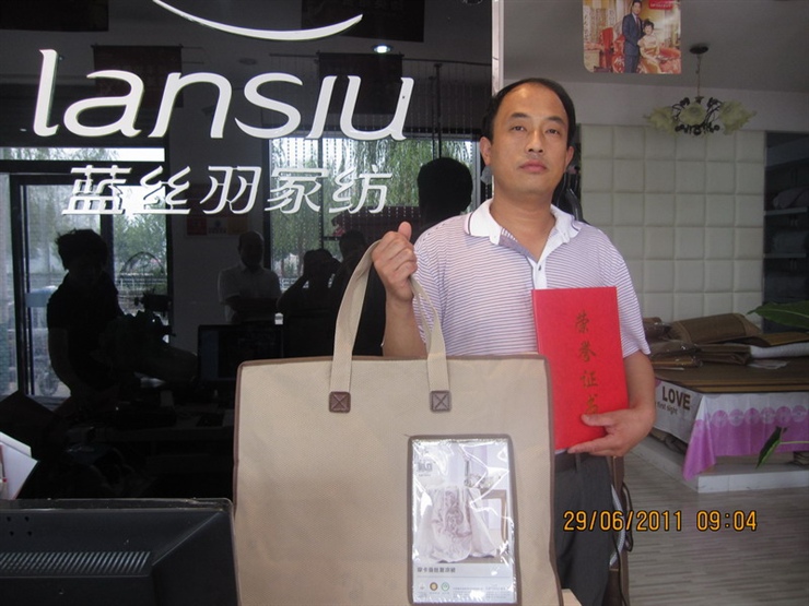 藍絲羽“頌豐功偉績揚英雄贊歌”