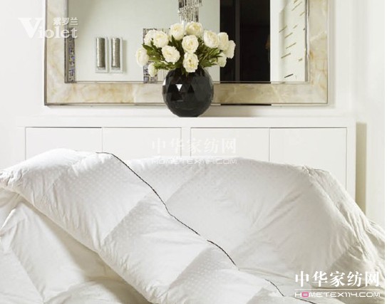 家紡品牌紫羅蘭 羽絨被下出美女