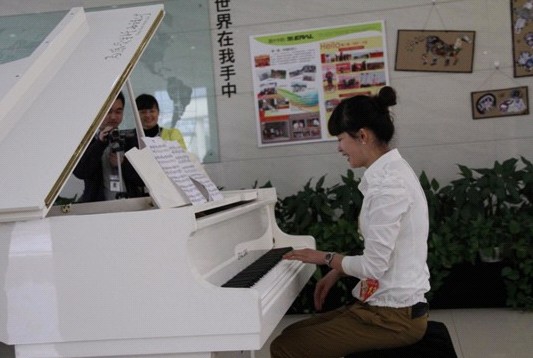 艾萊依開啟金話筒達人秀