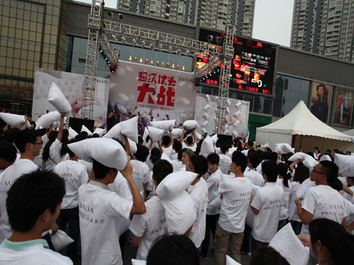 莎鯊家紡“超級枕頭大戰”成都站