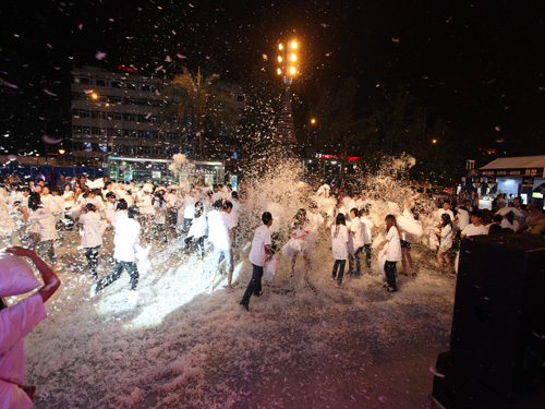 莎鯊家紡“超級(jí)枕頭大戰(zhàn)”成都站