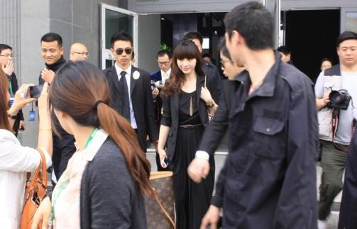 �R���P�I�10��Ů�Ǳ��S���PK