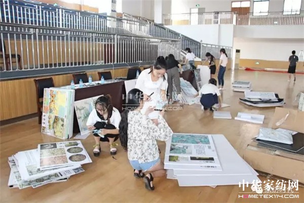 �ư���һ��(ch��ng)ɫˇ�p�^�Į�(hu��)�������ں�������չ�_(k��i)����