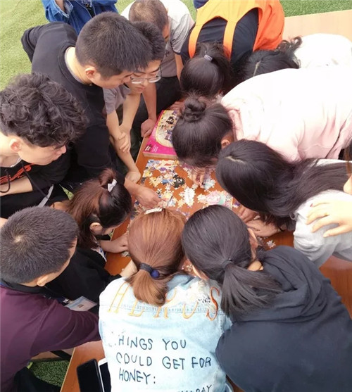 �Pʢ����F(tu��n)�����(d��ng)�O��(zh��n)�澳���ƵZͬ�У�