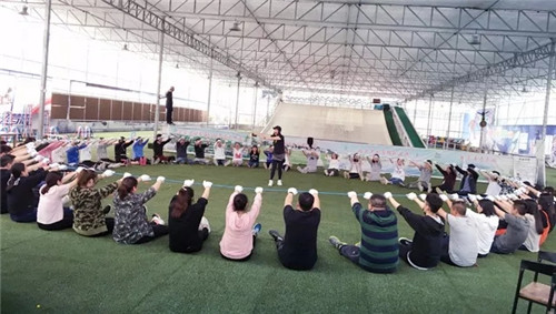 �Pʢ����F(tu��n)�����(d��ng)�O��(zh��n)�澳���ƵZͬ�У�